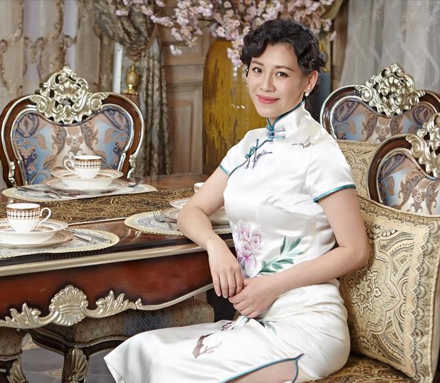 与四婚名导同居三年流产两次不结婚，转身下嫁穷小子，如今咋样？