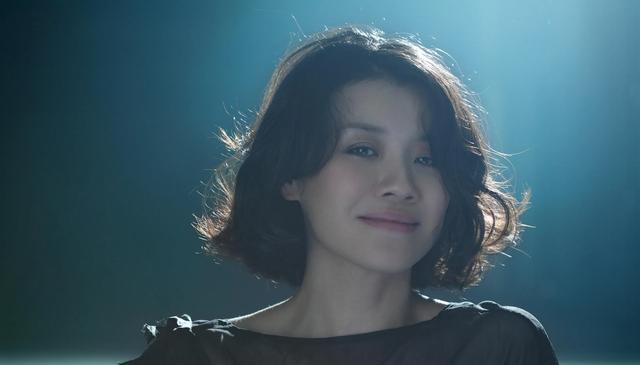 与四婚名导同居三年流产两次不结婚，转身下嫁穷小子，如今咋样？