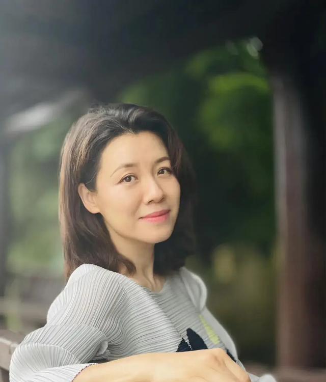 与四婚名导同居三年流产两次不结婚，转身下嫁穷小子，如今咋样？