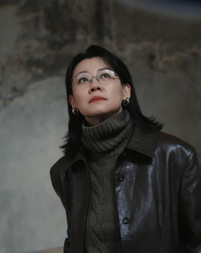 与四婚名导同居三年流产两次不结婚，转身下嫁穷小子，如今咋样？