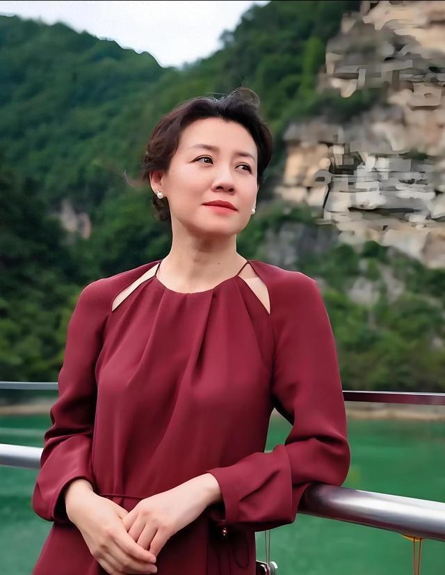 与四婚名导同居三年流产两次不结婚，转身下嫁穷小子，如今咋样？