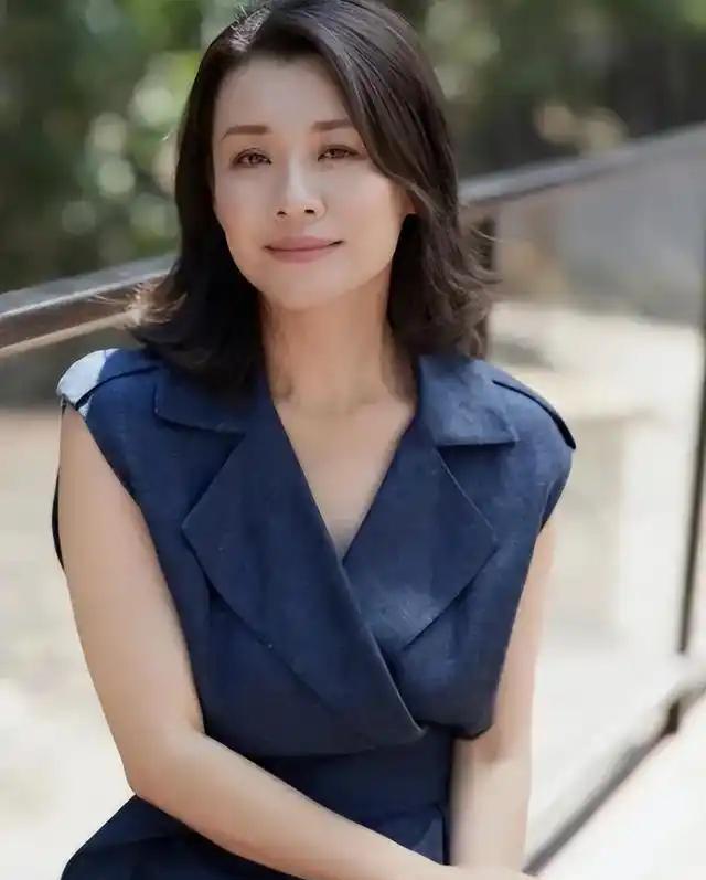 与四婚名导同居三年流产两次不结婚，转身下嫁穷小子，如今咋样？