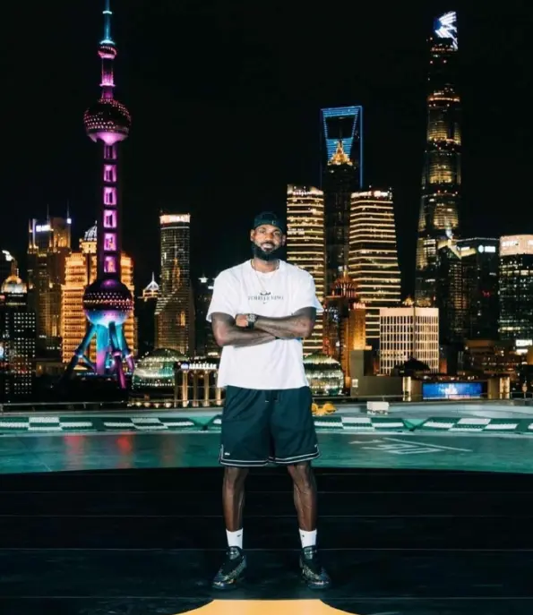 球迷酒店健身房蹲守詹皇成功：一同训练1小时！上海活动地点已路透