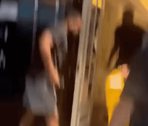 球迷酒店健身房蹲守詹皇成功：一同训练1小时！上海活动地点已路透
