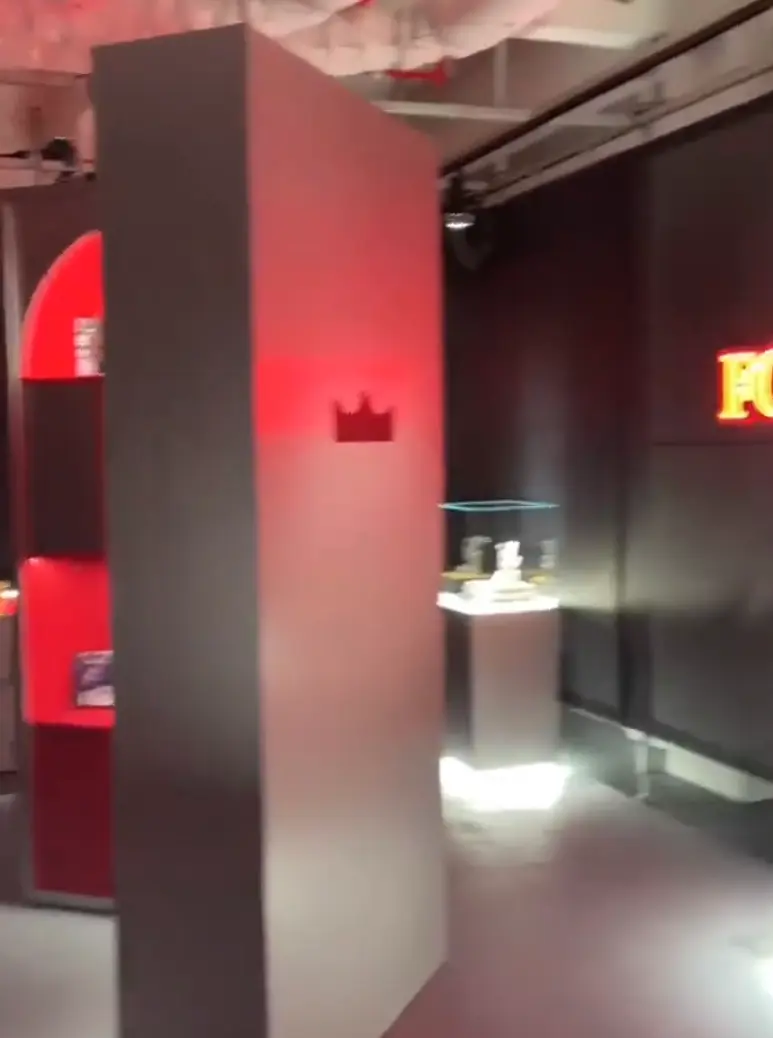球迷酒店健身房蹲守詹皇成功：一同训练1小时！上海活动地点已路透