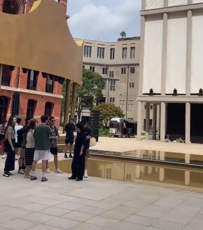 球迷酒店健身房蹲守詹皇成功：一同训练1小时！上海活动地点已路透