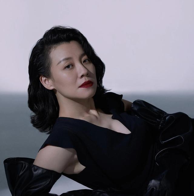与四婚名导同居三年流产两次不结婚，转身下嫁穷小子，如今咋样？