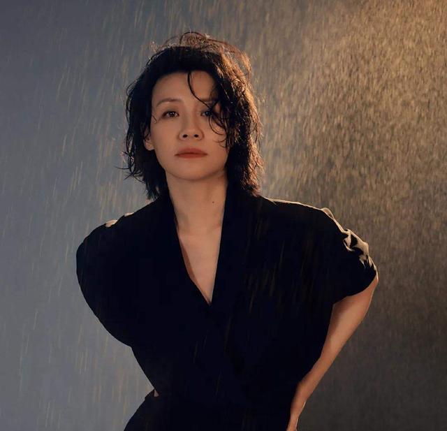 与四婚名导同居三年流产两次不结婚，转身下嫁穷小子，如今咋样？