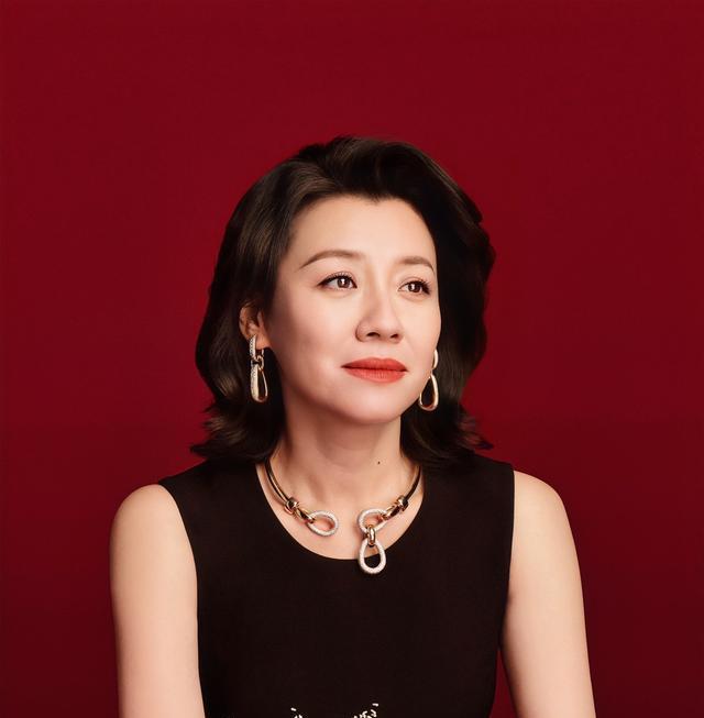 与四婚名导同居三年流产两次不结婚，转身下嫁穷小子，如今咋样？
