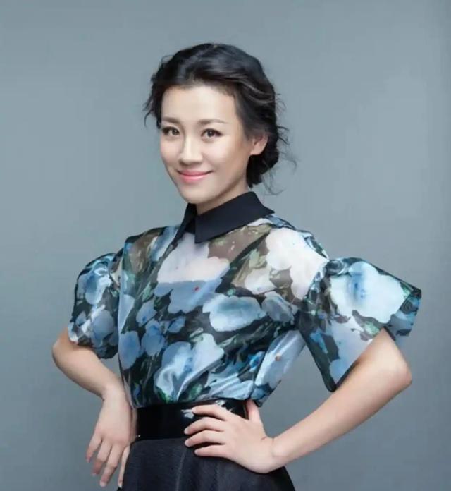与四婚名导同居三年流产两次不结婚，转身下嫁穷小子，如今咋样？