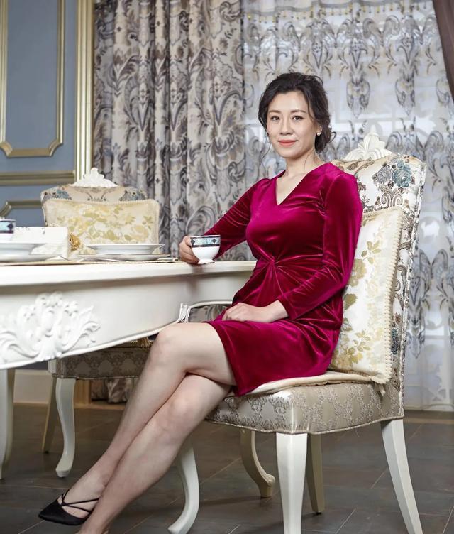 与四婚名导同居三年流产两次不结婚，转身下嫁穷小子，如今咋样？