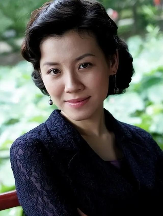 与四婚名导同居三年流产两次不结婚，转身下嫁穷小子，如今咋样？
