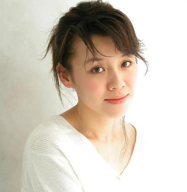 与四婚名导同居三年流产两次不结婚，转身下嫁穷小子，如今咋样？