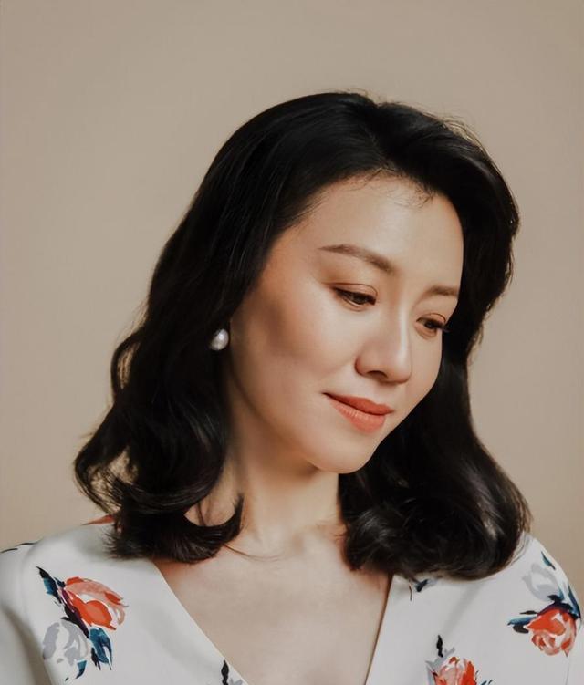 与四婚名导同居三年流产两次不结婚，转身下嫁穷小子，如今咋样？