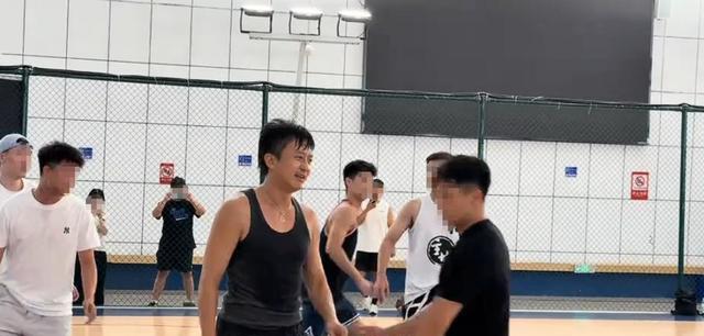 刚刚，多人在南昌球场偶遇邓超！偶遇市民：他人超级随和，时不时还跟我们互动