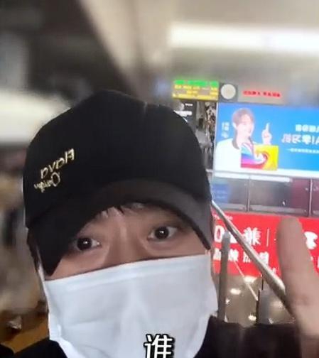 刚刚，多人在南昌球场偶遇邓超！偶遇市民：他人超级随和，时不时还跟我们互动