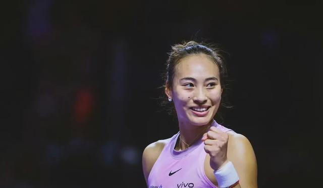 随着穆霍娃0-2，美网女单4强出炉，郑钦文再收大礼，提前保住第9