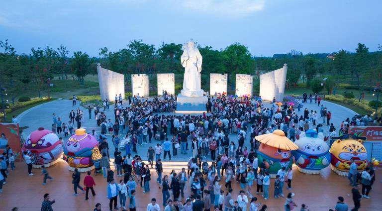 华佗百草园夜游活动现场。亳州文旅集团供图