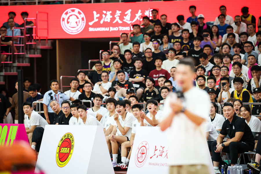 “四旬老汉”詹姆斯空降现场燃爆激情，“上海交大体育学院”再掀篮球旋风！