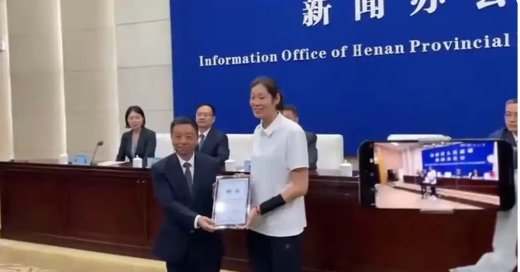 恭喜！中国女排前队长喜添新身份，陈忠和与蔡斌爱徒获邀出席典礼