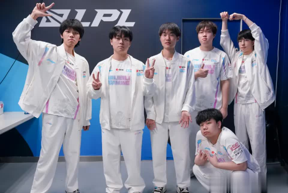 BLG连败IG两场，教练赛后放话季后赛狠狠击败对手