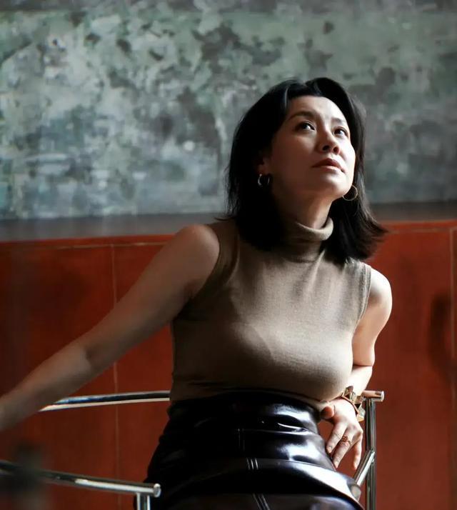与四婚名导同居三年流产两次不结婚，转身下嫁穷小子，如今咋样？