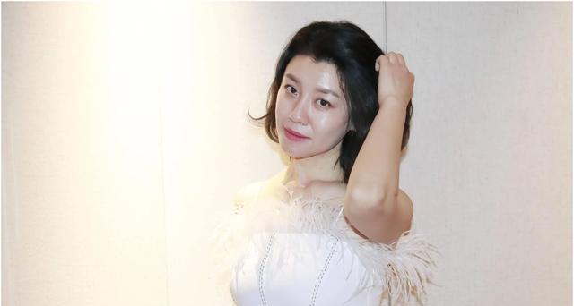 与四婚名导同居三年流产两次不结婚，转身下嫁穷小子，如今咋样？