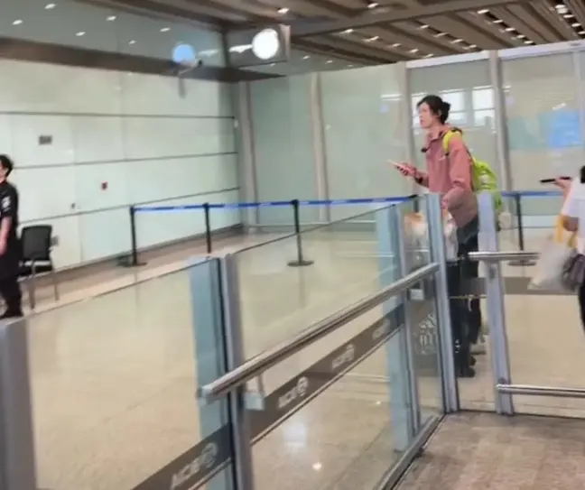 中国女排回国！王媛媛一脸轻松，杨昊表情凝重，庄宇珊可爱