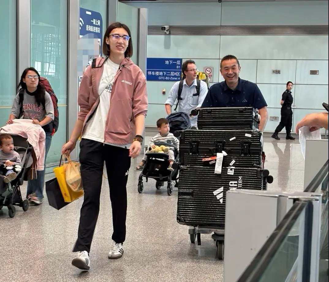 中国女排回国！王媛媛一脸轻松，杨昊表情凝重，庄宇珊可爱