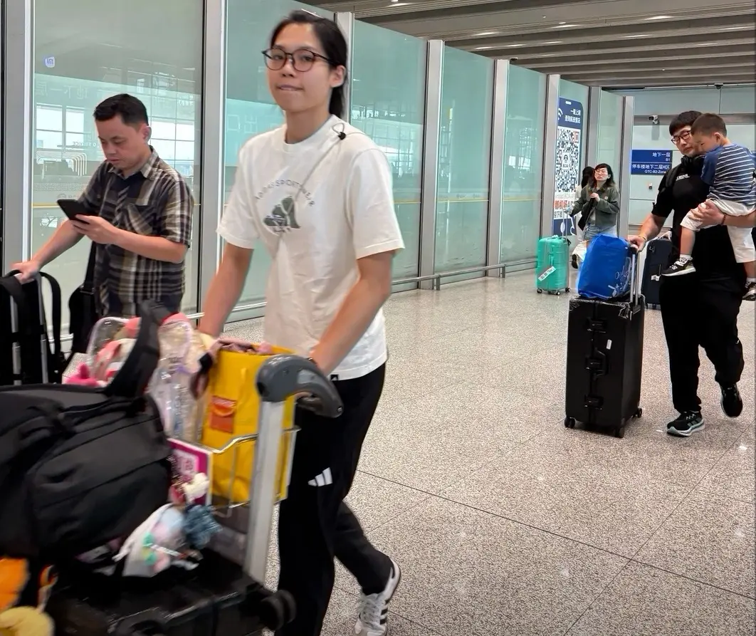 中国女排回国！王媛媛一脸轻松，杨昊表情凝重，庄宇珊可爱
