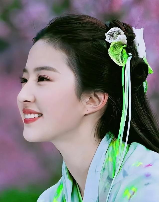38岁刘亦菲生日冷清，作品却火爆全国，真本事胜过颜值？