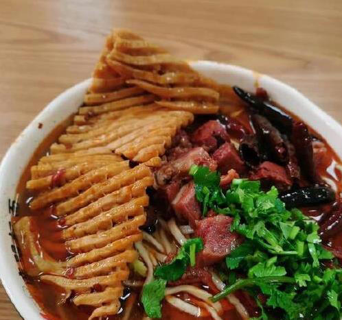 淄博小店两碗面8元吃撑，半年火遍全城，回头客为何天天来？