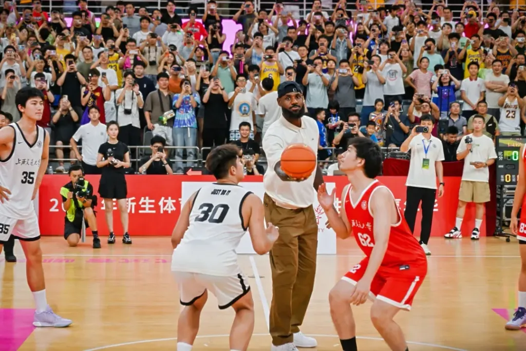 NBA球员勒布朗・詹姆斯现身上海交大，为篮球表演赛开球