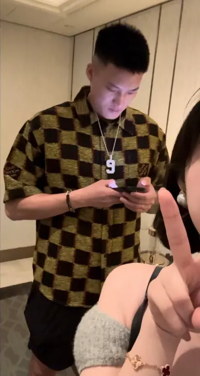 曾繁日一家近照：3次CBA冠军，老婆颜值高身材好，生俩娃人生赢家