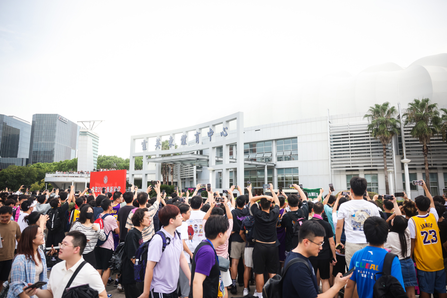 “四旬老汉”詹姆斯空降现场燃爆激情，“上海交大体育学院”再掀篮球旋风！