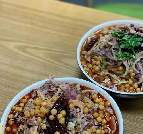 淄博小店两碗面8元吃撑，半年火遍全城，回头客为何天天来？