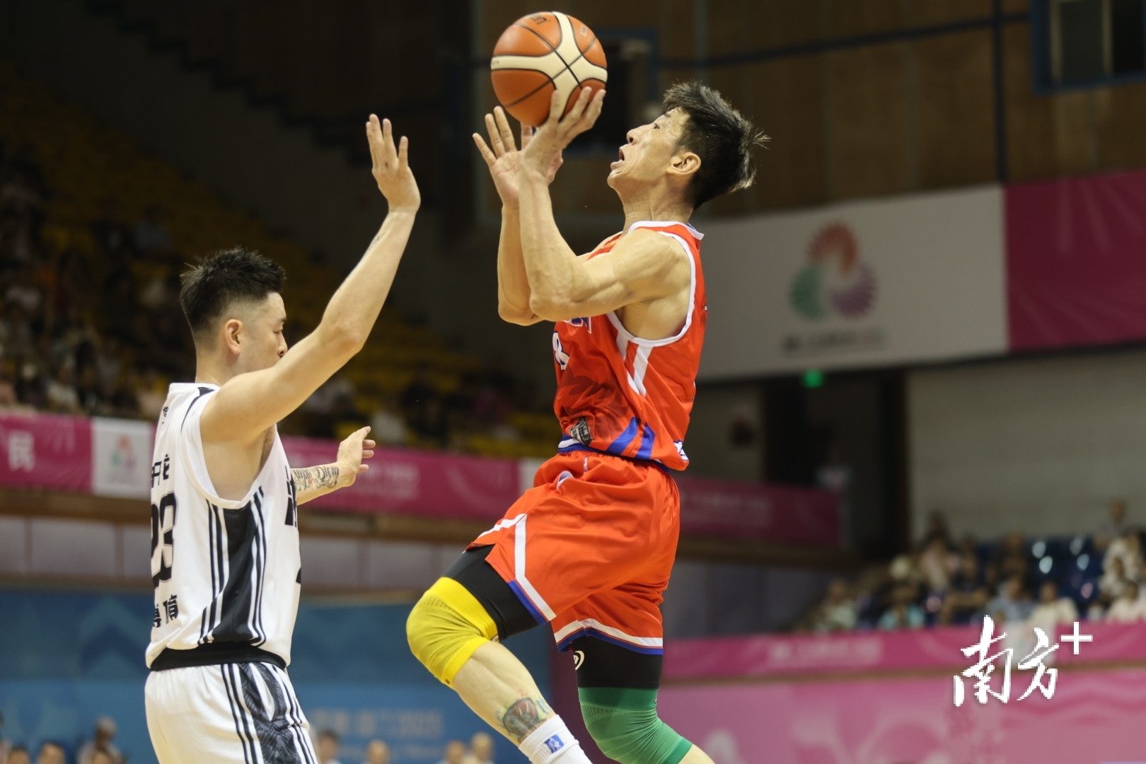 五人篮球男子组C组，广东代表队对阵浙江代表队比赛，广东队王晶投篮。