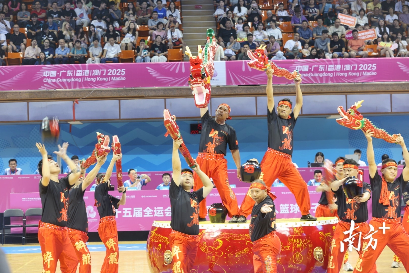 开赛仪式上，长洲醉龙表演。