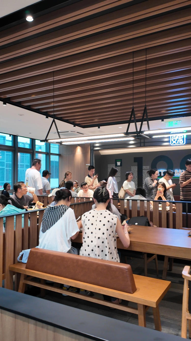 高温天排队数小时，冒着暴雨也要来！上海开出首店，据称“几乎都是爆款”，记者实探→