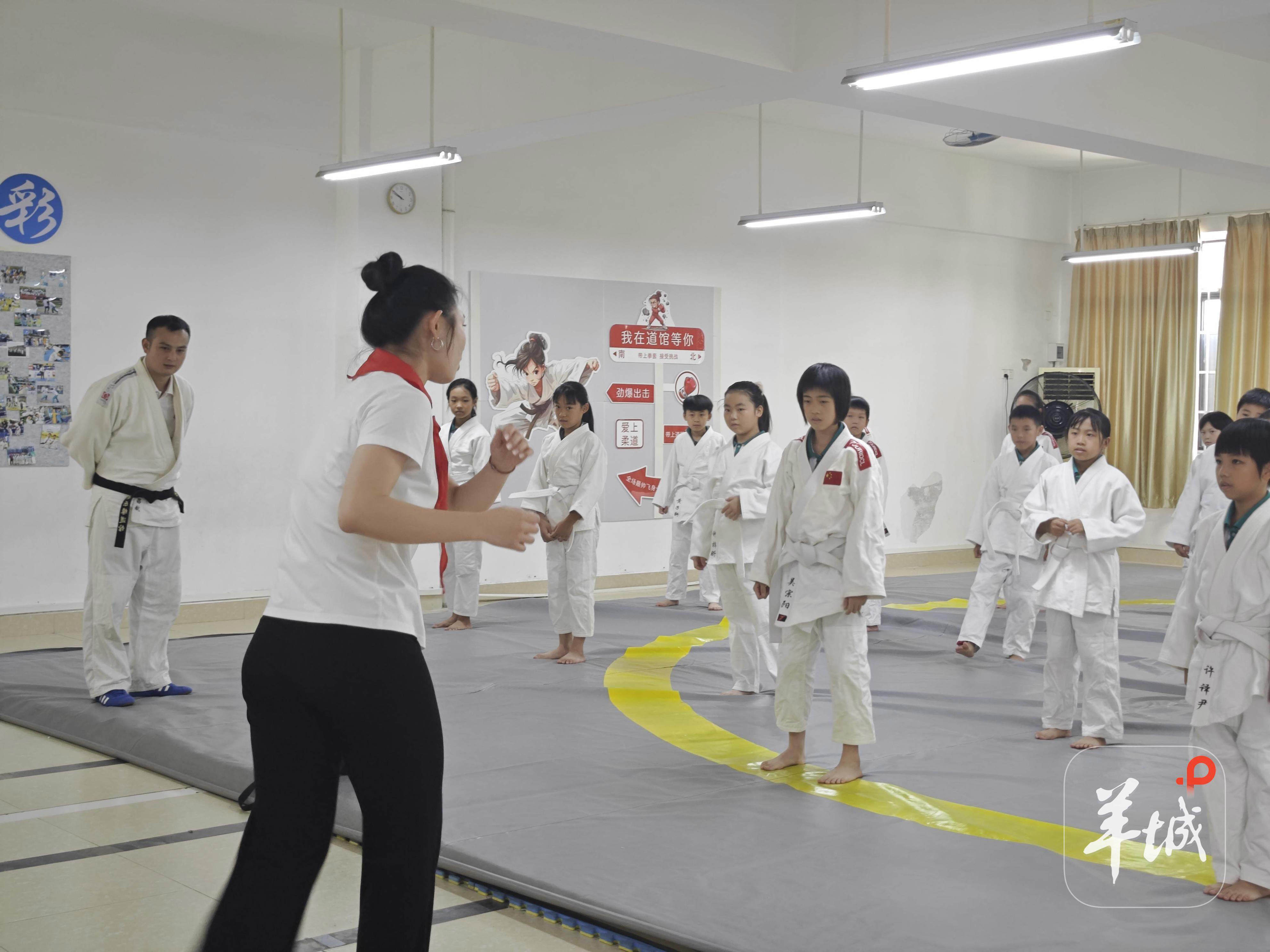 世运会冠军龚莉走进韶关武江田家炳沙湖绿洲小学，助力校园体育文化发展
