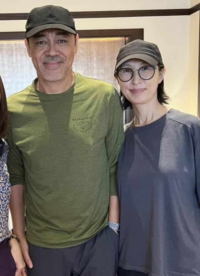 刘青云和老婆到餐馆吃饭，57岁郭蔼明气质出众，有了皱纹也好漂亮