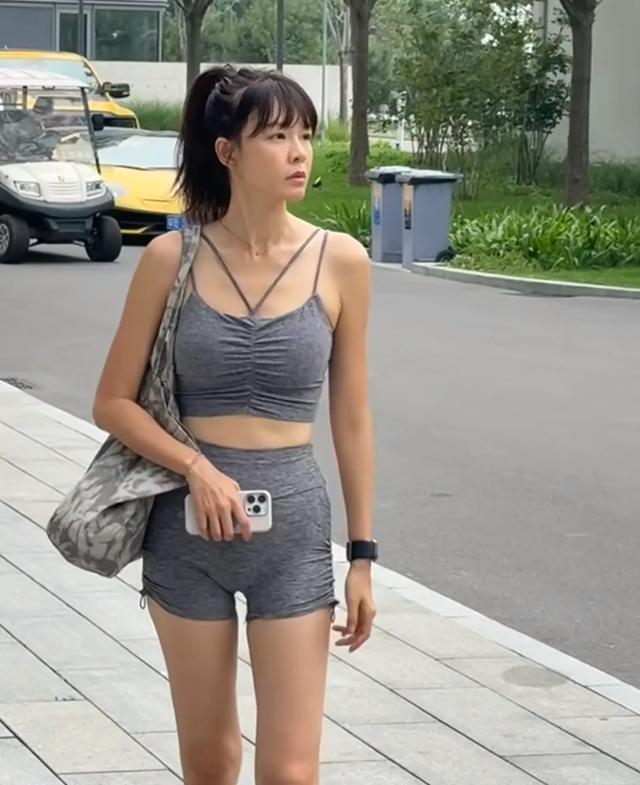 李艾高速被拦住，原因竟是看起来太年轻，她听到后笑的太开心