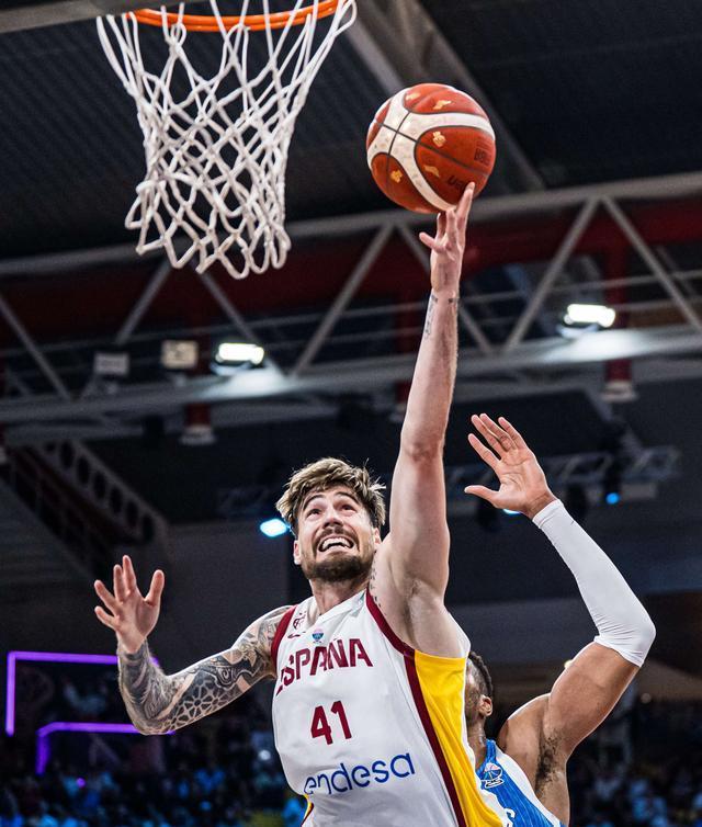 卫冕冠军小组赛出局！队史首次无缘淘汰赛 三人关键8罚中2酿悲剧