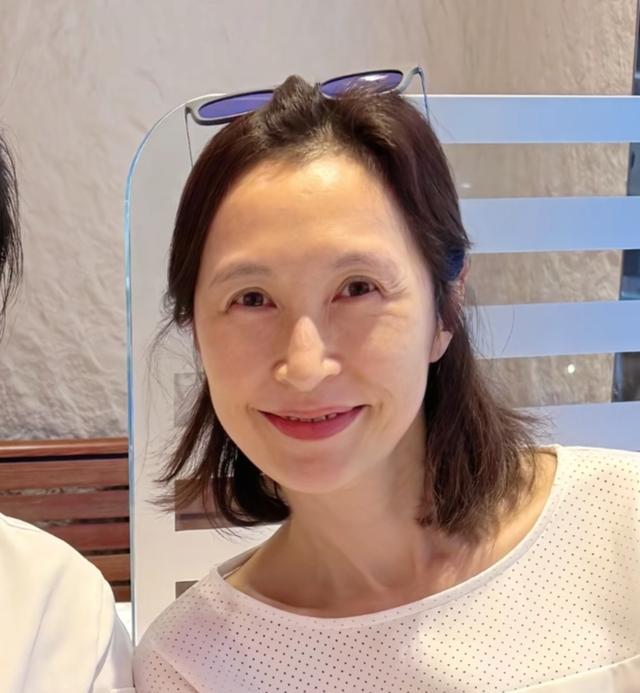 刘青云和老婆到餐馆吃饭，57岁郭蔼明气质出众，有了皱纹也好漂亮