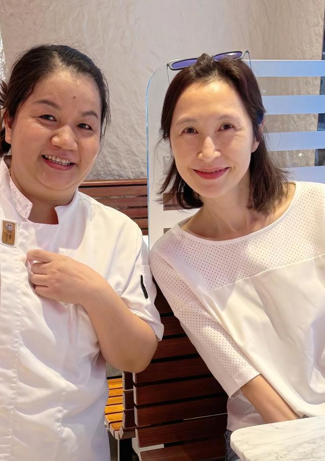 刘青云和老婆到餐馆吃饭，57岁郭蔼明气质出众，有了皱纹也好漂亮