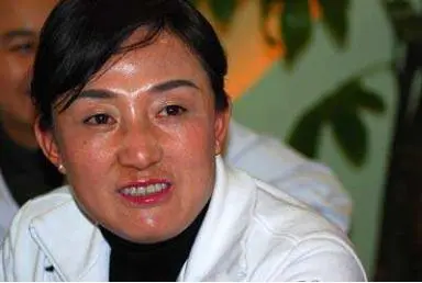 举重冠军邹春兰，退役辗转多地，曾干搓澡工，今生活安定却未生子
