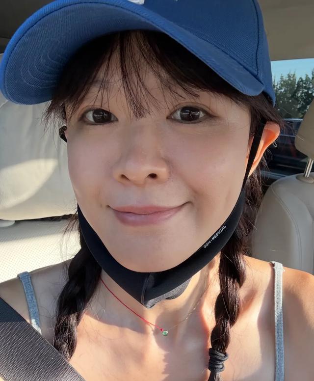 李艾高速被拦住，原因竟是看起来太年轻，她听到后笑的太开心