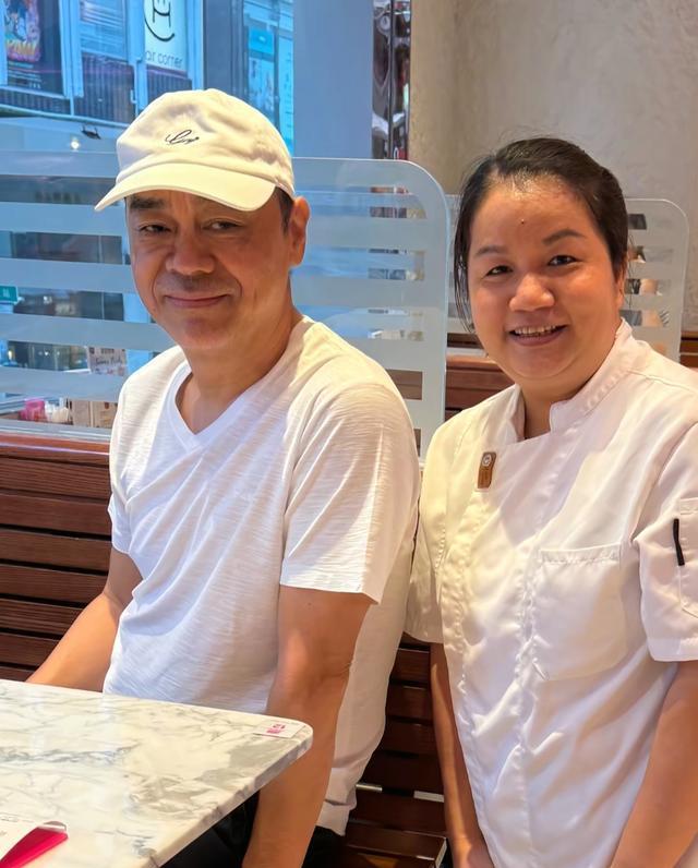 刘青云和老婆到餐馆吃饭，57岁郭蔼明气质出众，有了皱纹也好漂亮