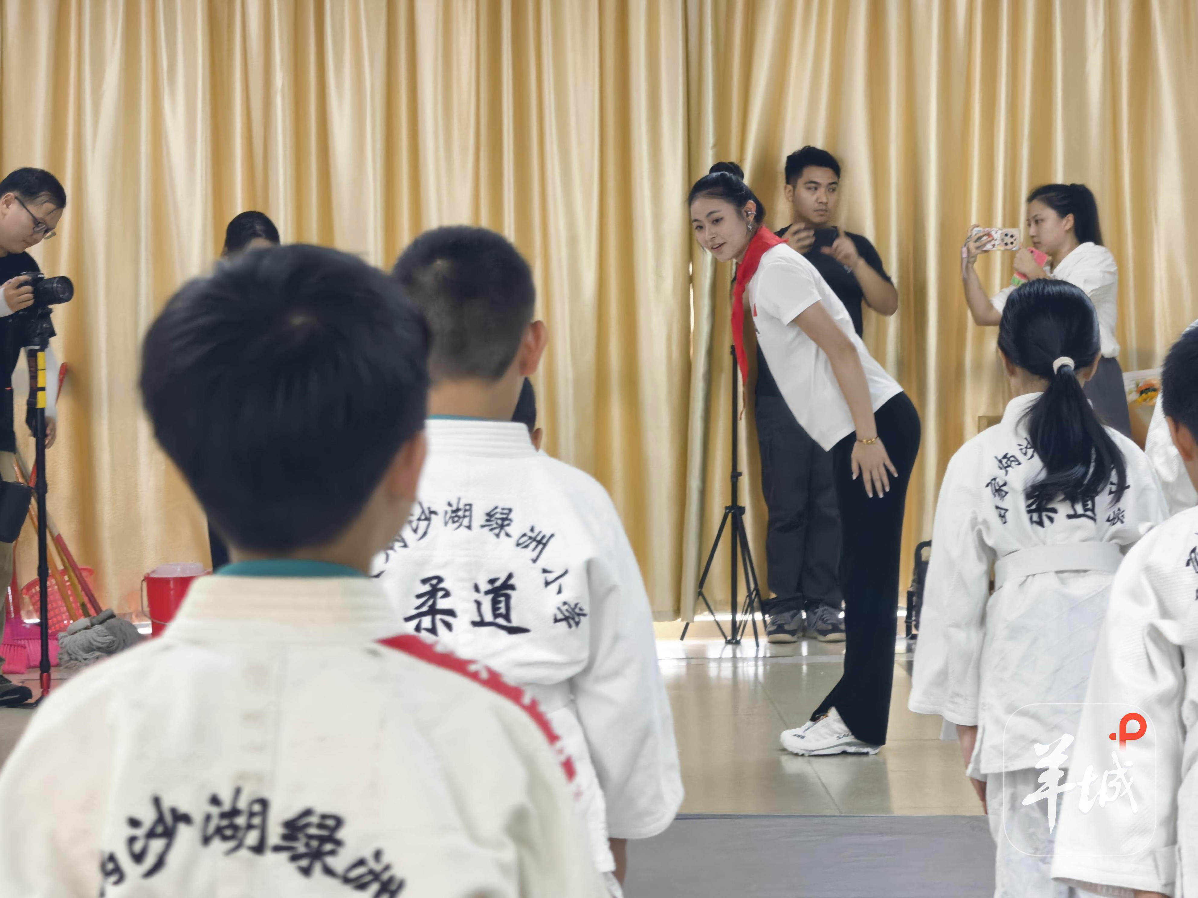 世运会冠军龚莉走进韶关武江田家炳沙湖绿洲小学，助力校园体育文化发展