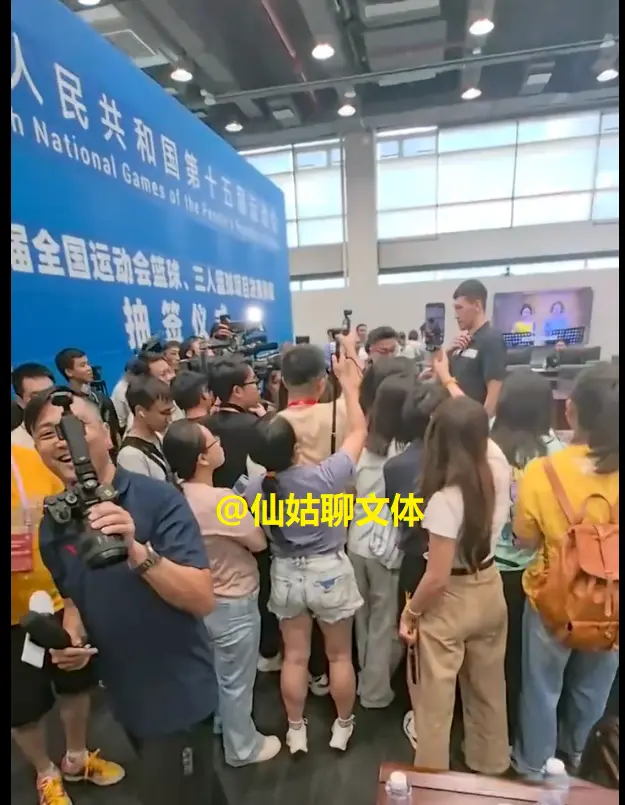 杜锋和杜润旺出席全运会男篮分组抽签仪式，杜润旺被媒体包围采访